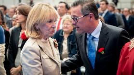 Esperanza Aguirre comparte que "los políticos no lloriquean" y un profesor da una lección con siete palabras