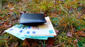 Mucho cuidado si coges dinero tirado en el suelo: la estafa está esperándote a la vuelta de la esquina