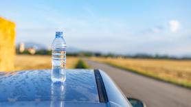 El código secreto que se esconde detrás de las botellas de agua en el techo de los coches