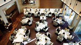 El propietario de un restaurante está harto de la mala conducta de los clientes e introduce multas por comportamiento inapropiado