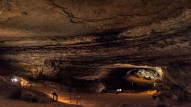 Se adentran en la cueva más grande del mundo y topan con dos monstruos marinos prehistóricos