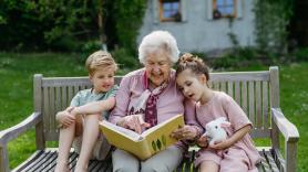 Encuentran una gran diferencia entre las abuelas maternas y paternas en el cuidado de los nietos
