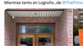 Alguien desesperado deja este cartel en la puerta del edificio para que todos sepan lo que hace un vecino