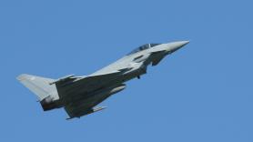 Un aluvión de aviones, cazas y bombarderos rusos amenazan la frontera y Europa envía a sus 'tifones'