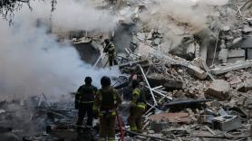 Aumentan a 21 los muertos por el ataque ruso del martes contra Kiev mientras Moscú vuelve a atacar