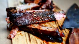 Llega desde Texas, pide costillas en España y se escandaliza por lo que le sirven: los españoles saltan en masa