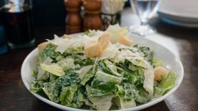 Piden una ensalada César en un restaurante y lo que les sirven se convierte casi en cuestión de Estado