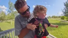 La madre logra escuchar lo que el padre le dice a su hijo gracias a la cámara de la puerta y se queda sin palabras