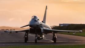 Un avión ruso sobrevuela el buque de guerra de la OTAN y sus movimientos avivan los temores de una guerra global