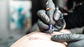 Un tatuador se equivoca al tatuar una fecha con números romanos y la solución que se le ocurre es tan delirante como efectiva