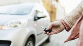 Va a su coche, ve la ventana cubierta con una lona y su pensamiento aterrador acaba en alegría: "Eres un verdadero ángel"