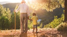 Un psicólogo tiene una explicación por la que algunos abuelos parecen prestar menos atención a sus nietos