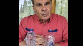 Pedro Ruiz usa dos botellas de plástico para intentar dejar claro si se puede acabar con la corrupción
