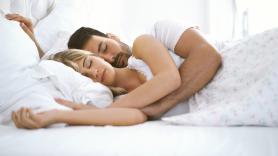 Un doctor experto en fisiología pide replantearse el dormir en pareja: "Después ya no te quiero ni ver, aléjate de mí"