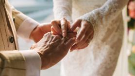 Vuela 14 horas para ir a la boda de sus amigos y cuando llega el chasco se escucha desde allí