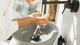 Una experta en limpieza de piel advierte a los que ven suficiente lavarse la cara por la mañana solo con agua