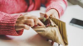 Encuentra una cartera perdida, la devuelve al dueño pero su autorecompensa le traerá muchos problemas