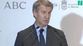 Feijóo dice que España lleva dos años de degradación de la política y un abogado le hace este recordatorio