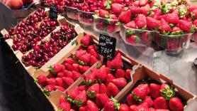 Los expertos animan a todos los españoles a llevar una servilleta si van a comprar fresas en el supermercado