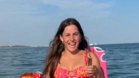 Se va al mar con estos dos objetos y atención al invento que la hace estar como una reina