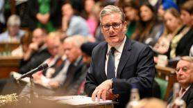 Rebelión laborista, lágrimas de ministra y tijeretazos: las claves de la crisis que sacude a Starmer