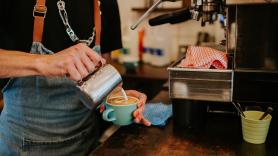 Les ponen un café muy caliente y cuando el hostelero oye lo que proponen para solucionarlo se arma el lío