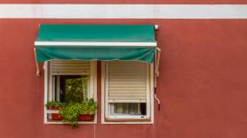 Jordi Martí, arquitecto, sobre tener este color de toldo: "Es como tener un radiador frente a la ventana"