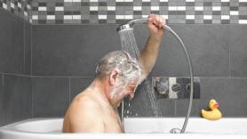 Un dermatólogo advierte lo que no deberías hacer en la ducha: "Rara vez está justificado"