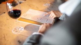 Alertan de lo que muchos restaurantes empiezan a poner en sus cartas: o estás atento o te la 'clavan'