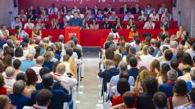 El PSOE achica agua en su Comité Federal mientras el PP disfruta su Congreso en una cala sin olas: crónica de un sábado más