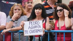 Los fieles a Sánchez se concentran ante Ferraz: "Es el presidente más grande que ha tenido España"