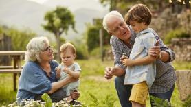 Un psicólogo pide a los abuelos y abuelas dejar de decir estas frases tan populares a sus nietos