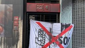 Vandalizan la sede del PSPV-PSOE en Valencia con pintura y una sábana con el logo del partido tachado