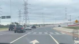 Se pasa la salida por no poder cambiar de carril y el resultado es surrealista: y no es la única