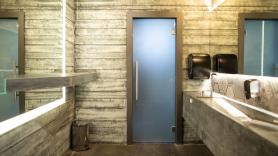Va al baño en un restaurante de Helsinki y no puede evitar enseñarlo: "Esto no podría existir en España"