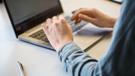 Le despiden, le quitan el portátil y 6 meses después la ayuda que le pide la empresa genera 3700 comentarios