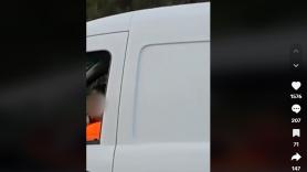 Ni los Mossos d'Esquadra podían creerse lo que vieron en esta furgoneta: el conductor, un 'artista'