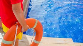 Un socorrista despotrica contra los padres por lo que hacen con las piscinas: "Estas cosas son una plaga"
