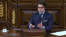 Figaredo (Vox) hace este discurso sobre un pleno en julio y un diputado de Sumar no puede evitar decirlo