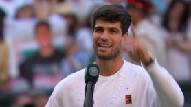 Están entrevistando a Alcaraz y se escucha este grito: él se ríe y su reacción es digna de un Grand Slam