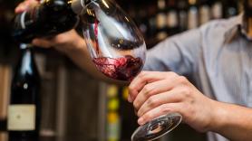 Pide una botella de vino, se avecina un pastizal y el camarero reacciona rápidamente