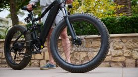 Este ciclista es el hombre más odiado por los conductores y gana 63.000 euros por ello