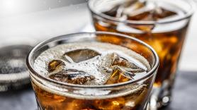 Le dice al camarero que su Coca-Cola está caliente, él se la lleva y al traerla de nuevo la clienta no da crédito a lo que ve