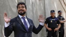 Alvise Pérez insulta a los periodistas tras reconocer ante el juez que recibió un maletín negro con 100.000 euros