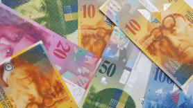 Una familia descubre fajos de billetes en un falso techo, quiere ingresarlos pero el banco destroza sus sueños