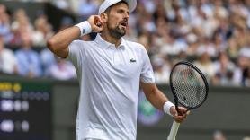 Lo que hace Djokovic en mitad de las semifinales de Wimbledon se va directo a la 'red': se disparan las críticas