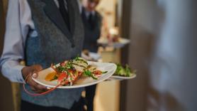 Cuatro turistas piden un almuerzo y cuando llega la cuenta sobrevuela el comodín de llamar a la policía