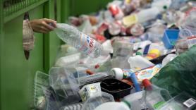 Un hombre dice "basta" a su trabajo, se dedica a reciclar botellas y su vida cambia: "Como en un restaurante todos los días"