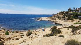 Aparece un cadáver flotando en la cala de La Palmera en Alicante
