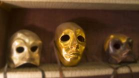 Gasta 7.380 euros en 40.000 máscaras de oro, no puede venderlas, las derrite y llora al ver el dinero que le ofrecen